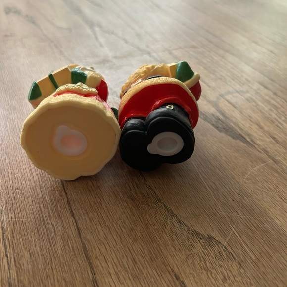 Hallmark Cards, Inc Santa, and Mrs. Claus, salt and pepper shakers - Picture 3 of 3